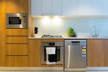 Compact Brisbane Pad With 2 Bedrooms - Australia Accommodation 4