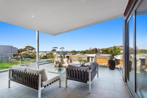 Azure Oasis - Australia Accommodation 2