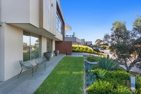 Azure Oasis - Australia Accommodation 6