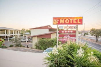 Spinifex Motel & Serviced Apartments - Australia Accommodation 4