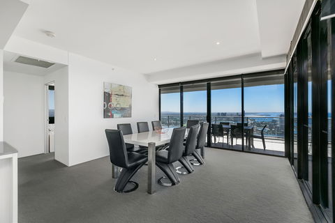 Apartment Stay - Circle On Cavill - Australia Accommodation 4