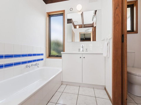 Swimmers Rest - Uninterrupted Panoramic Ocean Views - 1 Bedroom - Australia Accommodation 3
