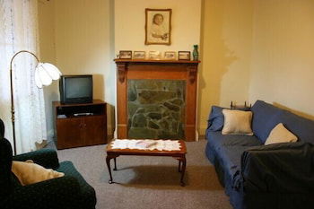 A Settler's Cottage - Australia Accommodation 2
