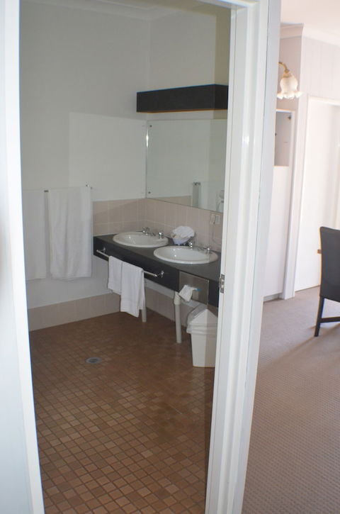 Deer Park Motor Inn - Australia Accommodation 5