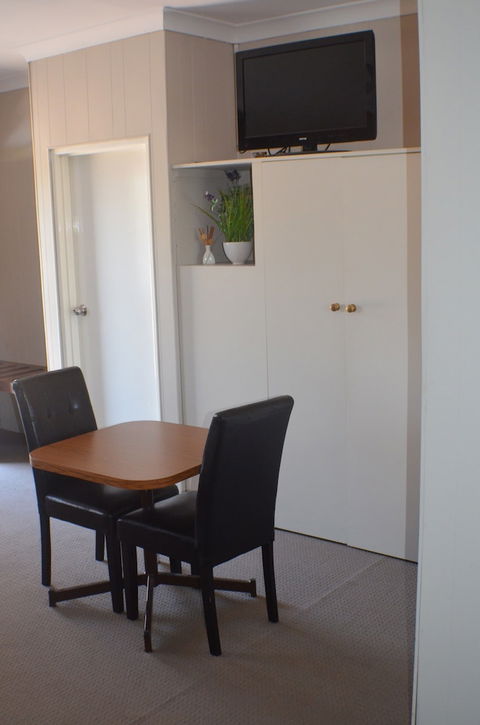 Deer Park Motor Inn - Australia Accommodation 4