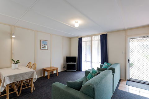Park Avenue Holiday Units - Australia Accommodation 6