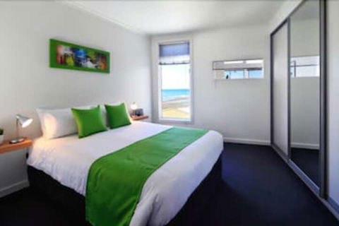 Penguin Waterfront Escape - Australia Accommodation 4