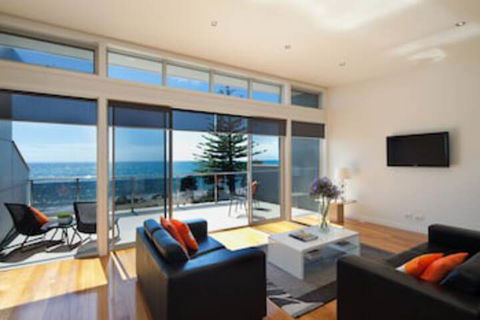 Penguin Waterfront Escape - Australia Accommodation 0