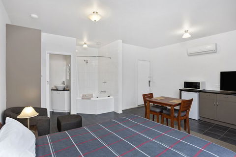 A1 Motels Port Fairy Motel And Apartments - Australia Accommodation 7
