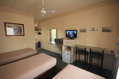 Aromet Motor Inn - Australia Accommodation 4
