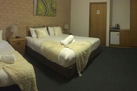 Golden Chain Aalana Motor Inn - Australia Accommodation 7