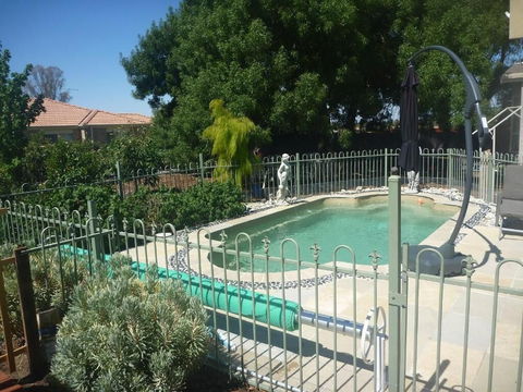 Must Love Dogs B&b - Australia Accommodation 2