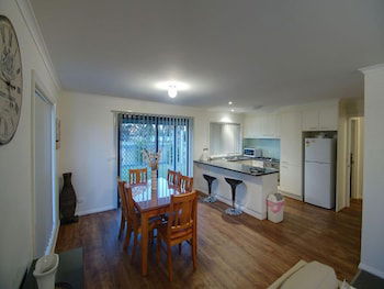 DBJ Holiday Units - Australia Accommodation 1