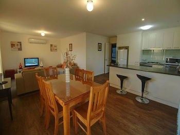 DBJ Holiday Units - Australia Accommodation 6