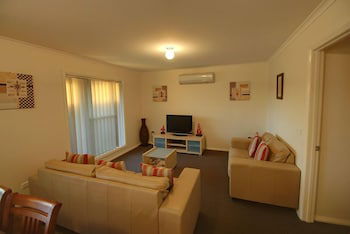 DBJ Holiday Units - Australia Accommodation 4