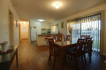 DBJ Holiday Units - Australia Accommodation 3