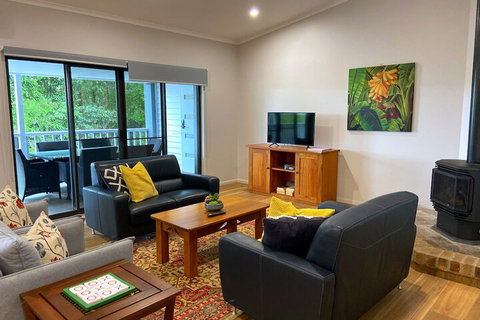 Clouds Mapleton - Australia Accommodation 6