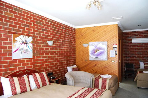 The Elms Motor Inn - Australia Accommodation 3