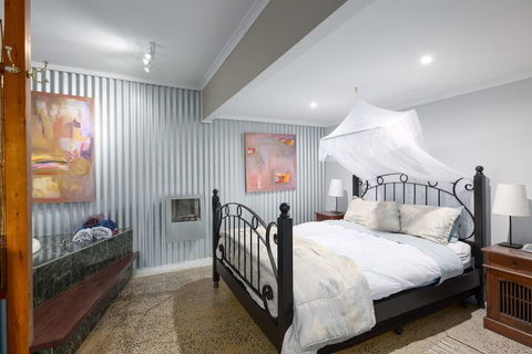 Castle Villa By The Sea - Australia Accommodation 7
