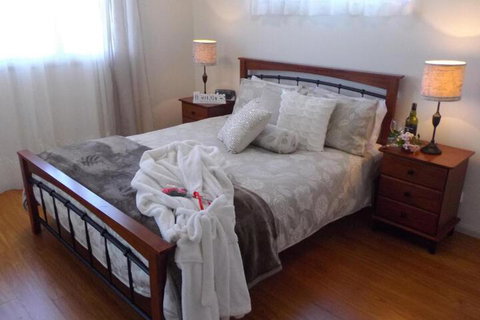 Tinaroo Sunset Retreat - Australia Accommodation 7