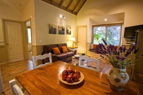 Autumn Abode Cottages Two - Australia Accommodation 6