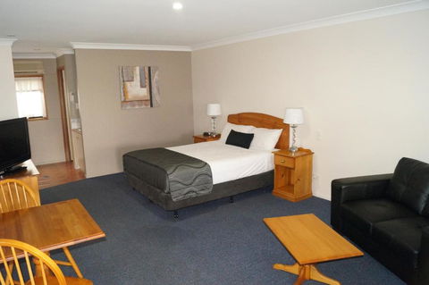 Asters On James Motor Inn - Australia Accommodation 6