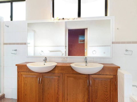 Alkira Motel - Australia Accommodation 1