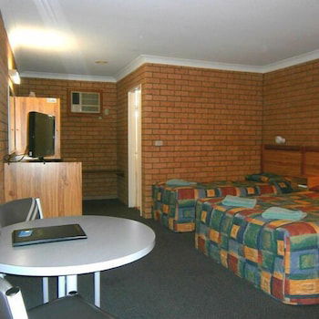 Aaron Inn Motel - Australia Accommodation 4