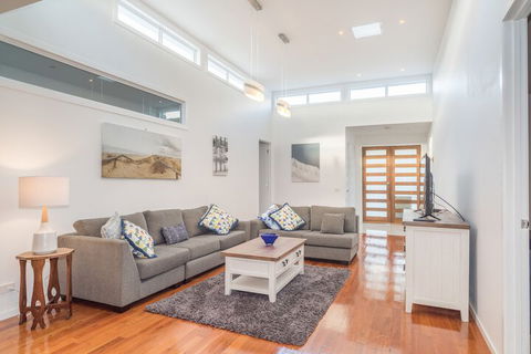 Currawong Close - Rejuvenate Stays - Australia Accommodation 4