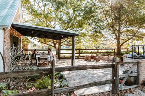 Far Meadow Table - Australia Accommodation 2