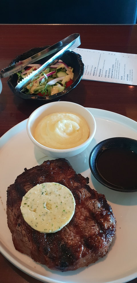 Sarins Bar & Restaurant - Australia Accommodation 10