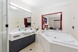 The Coffee House Apartments & Bistro - Australia Accommodation 5