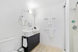 The Coffee House Apartments & Bistro - Australia Accommodation 9
