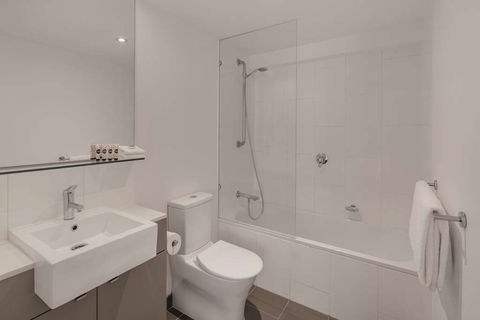 Travelodge Melbourne Docklands - Australia Accommodation 10