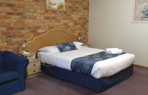 Pines Country Club Motor Inn - Australia Accommodation 2