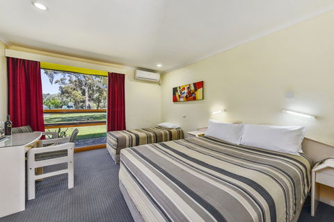 William Macintosh Motor Lodge - Australia Accommodation 3