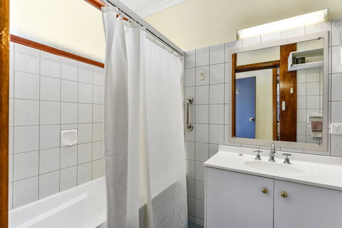 William Macintosh Motor Lodge - Australia Accommodation 4