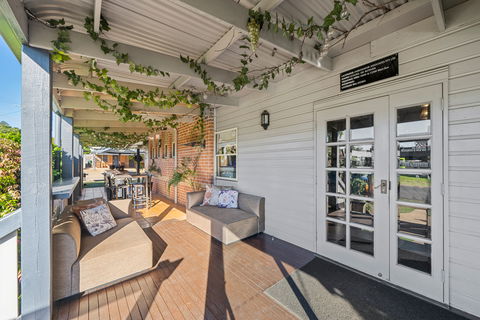 Ambassador On Ruthven Motel - Australia Accommodation 1