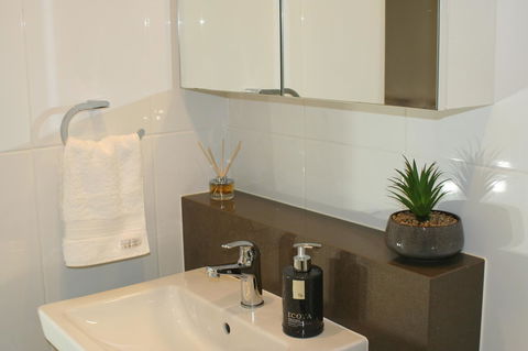 Modern Executive Apt@Barton*1BR*WiFi*Gym*Secure Parking*Canberra - Australia Accommodation 3