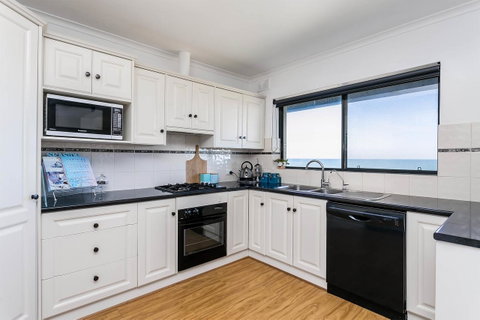 Blissful Beachfront Beachouse - Australia Accommodation 8