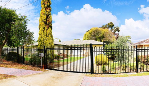 Beautiful Garden House - Australia Accommodation 7