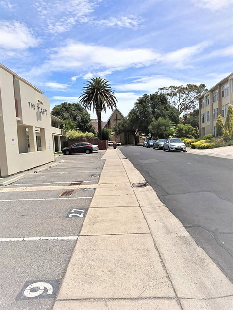 Hi 5 Glenelg Studio Apartment - Australia Accommodation 16