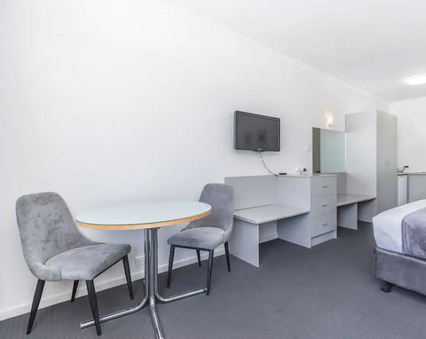 Hi 5 Glenelg Studio Apartment - Australia Accommodation 8
