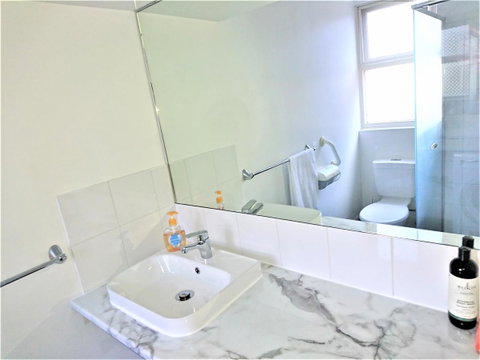 Hi 5 Glenelg Studio Apartment - Australia Accommodation 9