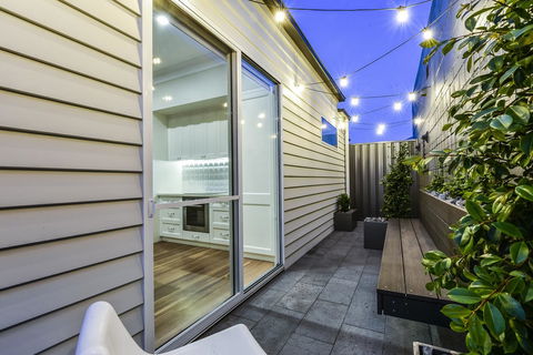 Aloha Central Luxury Apartments - Australia Accommodation 13