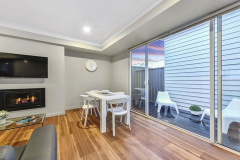 Aloha Central Luxury Apartments - Australia Accommodation 24