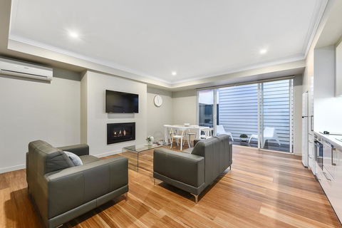 Aloha Central Luxury Apartments - Australia Accommodation 6