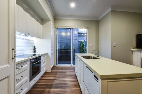 Aloha Central Luxury Apartments - Australia Accommodation 10