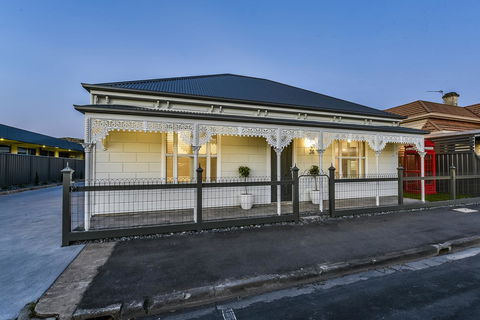 Aloha Central Luxury Apartments - Australia Accommodation 12