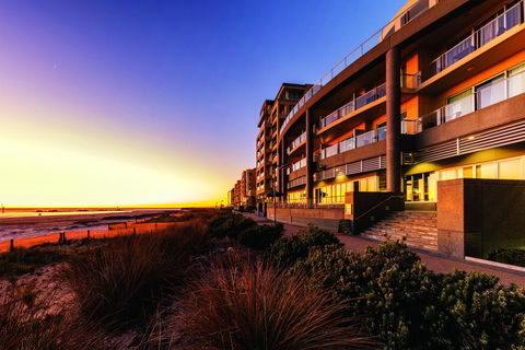 Oaks Glenelg Plaza Pier Suites - Australia Accommodation 0